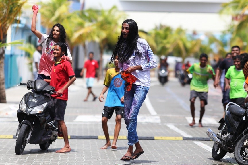 ޖޫން 25، 2017: ޢީދު ފާހަގަ ކުރުމުގެ ގޮތުން ފެންކުޅި ކުޅުމަކީ ޒަމާނުއްސުރެ ދިވެހިންގެ މެދުގައި އޮންނަ އާދައެކެވެ. އީދު ނަމާދު ކޮށް ނިމި، އީދު ސަޔަށް ފަހު ކުދި ބޮޑު އެންމެން އެންމެ ފޯރިއާއެކު ކުޅޭ ކުޅިވަރަކީ އެއީ އެވެ. މާލޭގައި ވެސް ފަހަކަށް އައިސް އީދު ފެންކުޅީގެ ފޯރި އަންނަނީ ގަދަވެ، އެކަމުގައި ބައިވެރިވާ ޒުވާނުން އިތުރުވަމުންނެވެ. --- ސަން ފޮޓޯ/ ފަޔާޒު މޫސާ