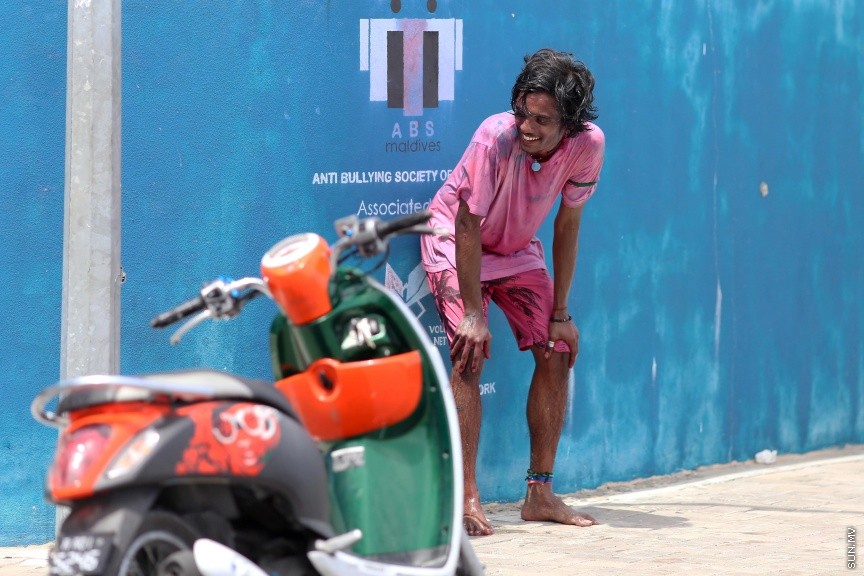 ޖޫން 25، 2017: ޢީދު ފާހަގަ ކުރުމުގެ ގޮތުން ފެންކުޅި ކުޅުމަކީ ޒަމާނުއްސުރެ ދިވެހިންގެ މެދުގައި އޮންނަ އާދައެކެވެ. އީދު ނަމާދު ކޮށް ނިމި، އީދު ސަޔަށް ފަހު ކުދި ބޮޑު އެންމެން އެންމެ ފޯރިއާއެކު ކުޅޭ ކުޅިވަރަކީ އެއީ އެވެ. މާލޭގައި ވެސް ފަހަކަށް އައިސް އީދު ފެންކުޅީގެ ފޯރި އަންނަނީ ގަދަވެ، އެކަމުގައި ބައިވެރިވާ ޒުވާނުން އިތުރުވަމުންނެވެ. --- ސަން ފޮޓޯ/ ފަޔާޒު މޫސާ
