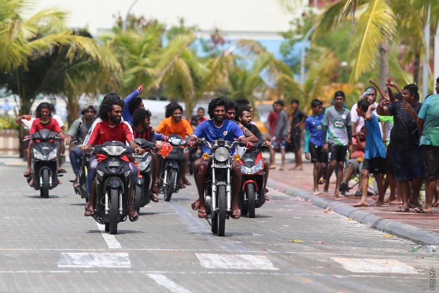 ޖޫން 25، 2017: ޢީދު ފާހަގަ ކުރުމުގެ ގޮތުން ފެންކުޅި ކުޅުމަކީ ޒަމާނުއްސުރެ ދިވެހިންގެ މެދުގައި އޮންނަ އާދައެކެވެ. އީދު ނަމާދު ކޮށް ނިމި، އީދު ސަޔަށް ފަހު ކުދި ބޮޑު އެންމެން އެންމެ ފޯރިއާއެކު ކުޅޭ ކުޅިވަރަކީ އެއީ އެވެ. މާލޭގައި ވެސް ފަހަކަށް އައިސް އީދު ފެންކުޅީގެ ފޯރި އަންނަނީ ގަދަވެ، އެކަމުގައި ބައިވެރިވާ ޒުވާނުން އިތުރުވަމުންނެވެ. --- ސަން ފޮޓޯ/ ފަޔާޒު މޫސާ