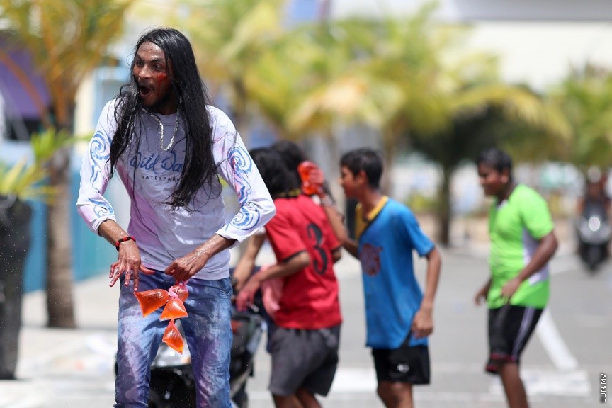 ޖޫން 25، 2017: ޢީދު ފާހަގަ ކުރުމުގެ ގޮތުން ފެންކުޅި ކުޅުމަކީ ޒަމާނުއްސުރެ ދިވެހިންގެ މެދުގައި އޮންނަ އާދައެކެވެ. އީދު ނަމާދު ކޮށް ނިމި، އީދު ސަޔަށް ފަހު ކުދި ބޮޑު އެންމެން އެންމެ ފޯރިއާއެކު ކުޅޭ ކުޅިވަރަކީ އެއީ އެވެ. މާލޭގައި ވެސް ފަހަކަށް އައިސް އީދު ފެންކުޅީގެ ފޯރި އަންނަނީ ގަދަވެ، އެކަމުގައި ބައިވެރިވާ ޒުވާނުން އިތުރުވަމުންނެވެ. --- ސަން ފޮޓޯ/ ފަޔާޒު މޫސާ