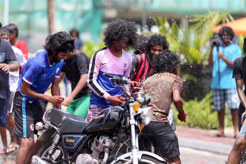 ޖޫން 25، 2017: ޢީދު ފާހަގަ ކުރުމުގެ ގޮތުން ފެންކުޅި ކުޅުމަކީ ޒަމާނުއްސުރެ ދިވެހިންގެ މެދުގައި އޮންނަ އާދައެކެވެ. އީދު ނަމާދު ކޮށް ނިމި، އީދު ސަޔަށް ފަހު ކުދި ބޮޑު އެންމެން އެންމެ ފޯރިއާއެކު ކުޅޭ ކުޅިވަރަކީ އެއީ އެވެ. މާލޭގައި ވެސް ފަހަކަށް އައިސް އީދު ފެންކުޅީގެ ފޯރި އަންނަނީ ގަދަވެ، އެކަމުގައި ބައިވެރިވާ ޒުވާނުން އިތުރުވަމުންނެވެ. --- ސަން ފޮޓޯ/ ފަޔާޒު މޫސާ