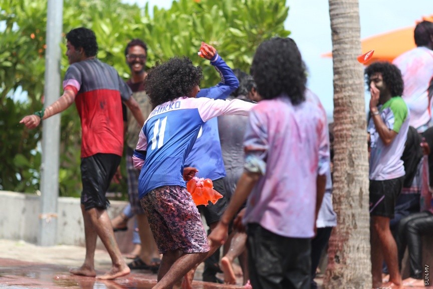 ޖޫން 25، 2017: ޢީދު ފާހަގަ ކުރުމުގެ ގޮތުން ފެންކުޅި ކުޅުމަކީ ޒަމާނުއްސުރެ ދިވެހިންގެ މެދުގައި އޮންނަ އާދައެކެވެ. އީދު ނަމާދު ކޮށް ނިމި، އީދު ސަޔަށް ފަހު ކުދި ބޮޑު އެންމެން އެންމެ ފޯރިއާއެކު ކުޅޭ ކުޅިވަރަކީ އެއީ އެވެ. މާލޭގައި ވެސް ފަހަކަށް އައިސް އީދު ފެންކުޅީގެ ފޯރި އަންނަނީ ގަދަވެ، އެކަމުގައި ބައިވެރިވާ ޒުވާނުން އިތުރުވަމުންނެވެ. --- ސަން ފޮޓޯ/ ފަޔާޒު މޫސާ
