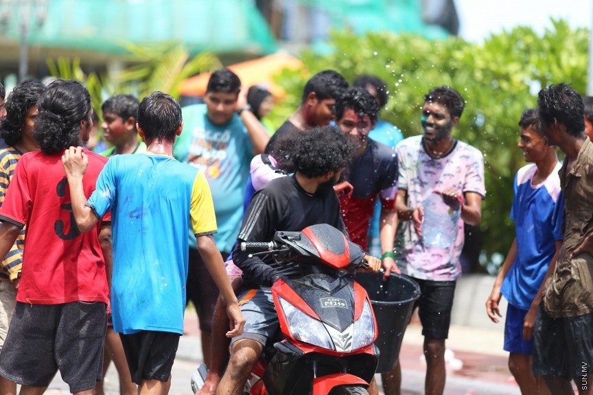 ޖޫން 25، 2017: ޢީދު ފާހަގަ ކުރުމުގެ ގޮތުން ފެންކުޅި ކުޅުމަކީ ޒަމާނުއްސުރެ ދިވެހިންގެ މެދުގައި އޮންނަ އާދައެކެވެ. އީދު ނަމާދު ކޮށް ނިމި، އީދު ސަޔަށް ފަހު ކުދި ބޮޑު އެންމެން އެންމެ ފޯރިއާއެކު ކުޅޭ ކުޅިވަރަކީ އެއީ އެވެ. މާލޭގައި ވެސް ފަހަކަށް އައިސް އީދު ފެންކުޅީގެ ފޯރި އަންނަނީ ގަދަވެ، އެކަމުގައި ބައިވެރިވާ ޒުވާނުން އިތުރުވަމުންނެވެ. --- ސަން ފޮޓޯ/ ފަޔާޒު މޫސާ