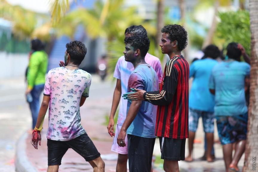 ޖޫން 25، 2017: ޢީދު ފާހަގަ ކުރުމުގެ ގޮތުން ފެންކުޅި ކުޅުމަކީ ޒަމާނުއްސުރެ ދިވެހިންގެ މެދުގައި އޮންނަ އާދައެކެވެ. އީދު ނަމާދު ކޮށް ނިމި، އީދު ސަޔަށް ފަހު ކުދި ބޮޑު އެންމެން އެންމެ ފޯރިއާއެކު ކުޅޭ ކުޅިވަރަކީ އެއީ އެވެ. މާލޭގައި ވެސް ފަހަކަށް އައިސް އީދު ފެންކުޅީގެ ފޯރި އަންނަނީ ގަދަވެ، އެކަމުގައި ބައިވެރިވާ ޒުވާނުން އިތުރުވަމުންނެވެ. --- ސަން ފޮޓޯ/ ފަޔާޒު މޫސާ
