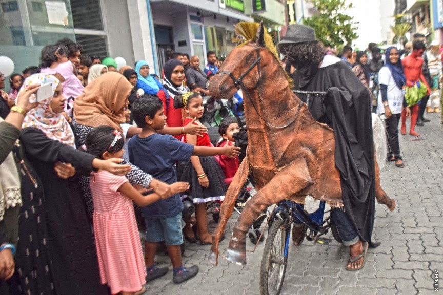 ޖޫން 25، 2017: ފިތުރު އީދުގެ މުނާސަބަތުގައި މާލޭގައި ބޭއްވި ސަގާފީ ހަރަކާތްތަކުގެ ތެރެއިން -- ސަން ފޮޓޯ/ ފަޔާޒު މޫސާ