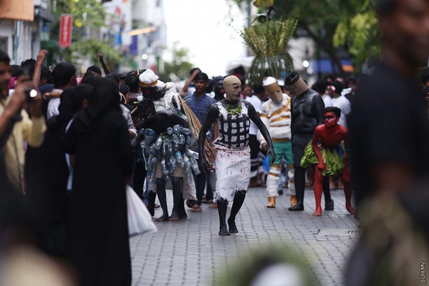 ޖޫން 25، 2017: ފިތުރު އީދުގެ މުނާސަބަތުގައި މާލޭގައި ބޭއްވި ސަގާފީ ހަރަކާތްތަކުގެ ތެރެއިން -- ސަން ފޮޓޯ/ ފަޔާޒު މޫސާ