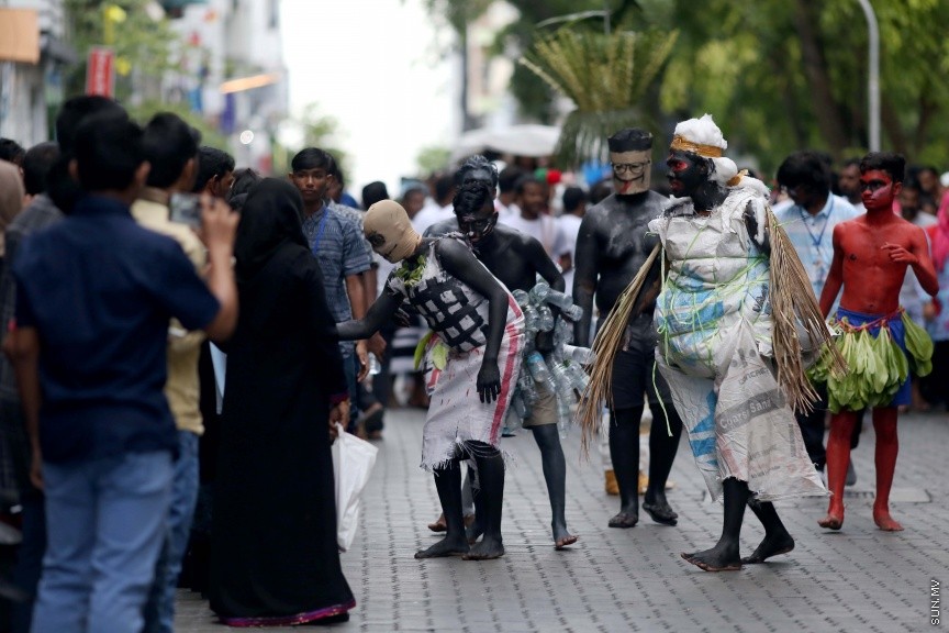 ޖޫން 25، 2017: ފިތުރު އީދުގެ މުނާސަބަތުގައި މާލޭގައި ބޭއްވި ސަގާފީ ހަރަކާތްތަކުގެ ތެރެއިން -- ސަން ފޮޓޯ/ ފަޔާޒު މޫސާ