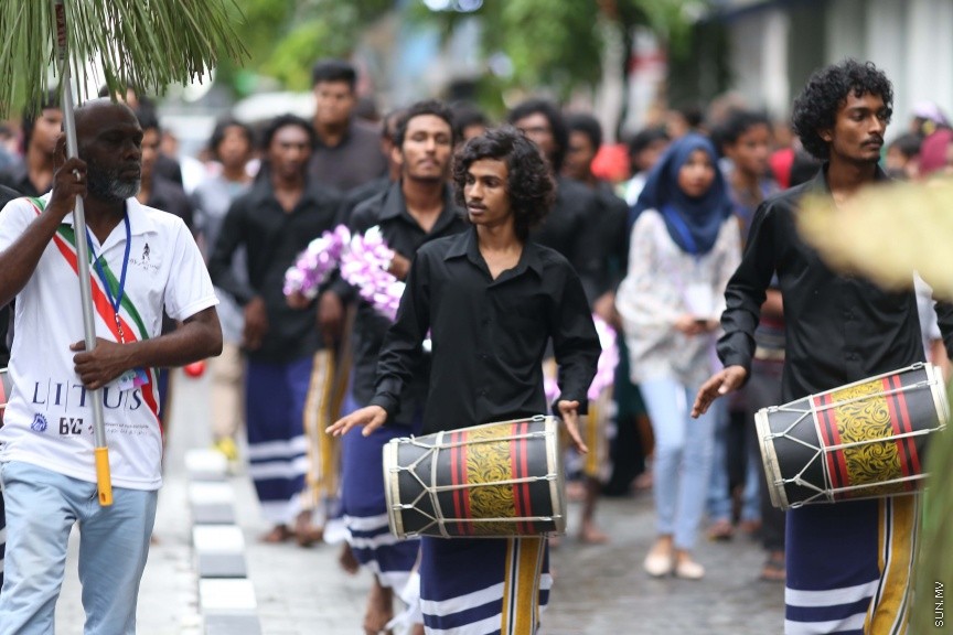 ޖޫން 25، 2017: ފިތުރު އީދުގެ މުނާސަބަތުގައި މާލޭގައި ބޭއްވި ސަގާފީ ހަރަކާތްތަކުގެ ތެރެއިން -- ސަން ފޮޓޯ/ ފަޔާޒު މޫސާ