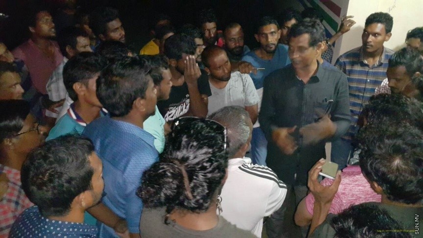 އަލިފުށީ ކައުންސިލް ކައިރިއަށް އެރަށު ރައްޔިތުން އެއްވެ އިހުތިޖާޖު ކުރަނީ -- ފޮޓޯ: ކިއުންތެރިއެއް