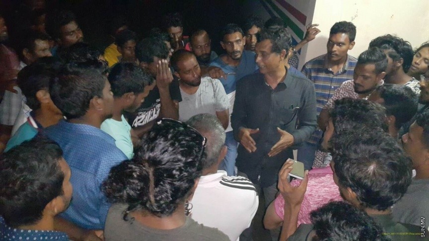 އަލިފުށީ ކައުންސިލް ކައިރިއަށް އެރަށު ރައްޔިތުން އެއްވެ އިހުތިޖާޖު ކުރަނީ -- ފޮޓޯ: ކިއުންތެރިއެއް