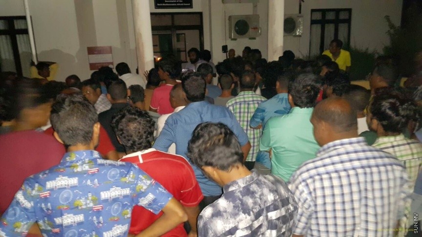އަލިފުށީ ކައުންސިލް ކައިރިއަށް އެރަށު ރައްޔިތުން އެއްވެ އިހުތިޖާޖު ކުރަނީ -- ފޮޓޯ: ކިއުންތެރިއެއް