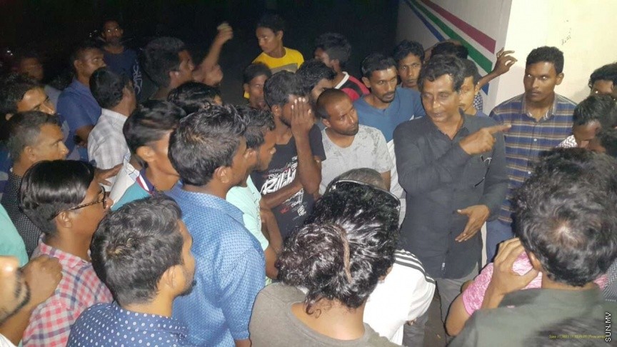 އަލިފުށީ ކައުންސިލް ކައިރިއަށް އެރަށު ރައްޔިތުން އެއްވެ އިހުތިޖާޖު ކުރަނީ -- ފޮޓޯ: ކިއުންތެރިއެއް