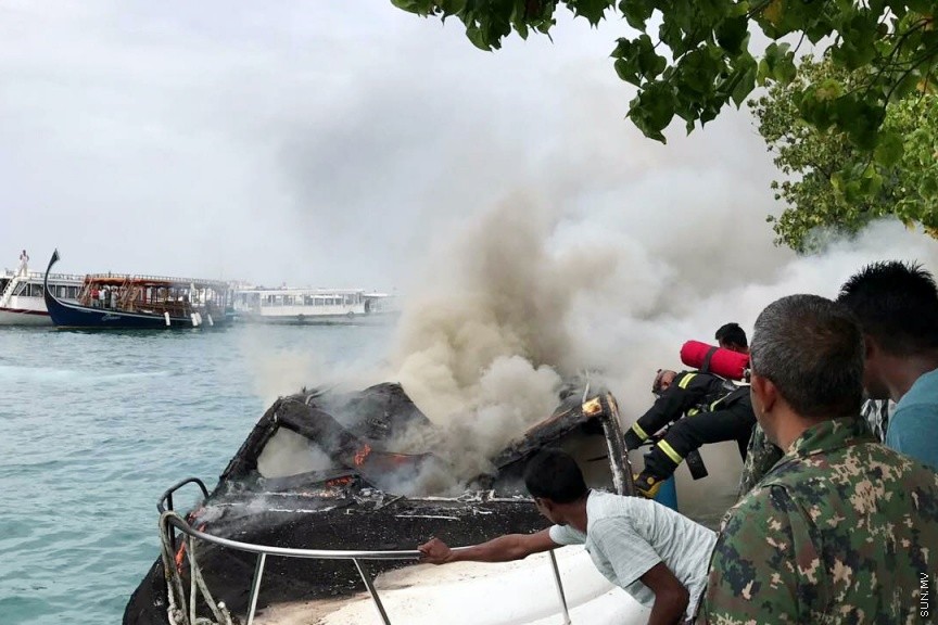 ޖުލައި 2، 2017: މާލެ ފަޅުގައި އޮތް ލޯންޗެއްގައި ރޯވެ ހިނގި އަލިފާނުގެ ހާދިސާގެ ތެރެއިން -- ސަން ފޮޓޯ/ ސަހީމް