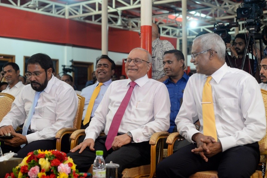3 ޖުލައި 2017: މަސީހާ ދެކޮޅަށް އިތުބާރު ނެތް ކަމުގެ މައްސަލަ ހުށަހެޅުމަށްފަހު އިދިކޮޅު ކޯލިޝަނުން އެކަމުގެ އުފަލުގައި މ. ކުނޫޒުގައި މިރޭ ބޭއްވި ޖަލްސާގެ ތެރެއިން-- ސަން ފޮޓޯ/ މުހައްމަދު އަފްރާހް