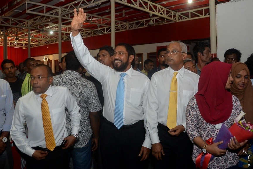 3 ޖުލައި 2017: މަސީހާ ދެކޮޅަށް އިތުބާރު ނެތް ކަމުގެ މައްސަލަ ހުށަހެޅުމަށްފަހު އިދިކޮޅު ކޯލިޝަނުން އެކަމުގެ އުފަލުގައި މ. ކުނޫޒުގައި މިރޭ ބޭއްވި ޖަލްސާގެ ތެރެއިން-- ސަން ފޮޓޯ/ މުހައްމަދު އަފްރާހް