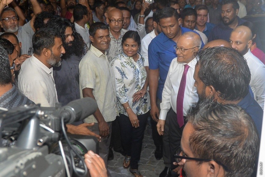 3 ޖުލައި 2017: މަސީހާ ދެކޮޅަށް އިތުބާރު ނެތް ކަމުގެ މައްސަލަ ހުށަހެޅުމަށްފަހު އިދިކޮޅު ކޯލިޝަނުން އެކަމުގެ އުފަލުގައި މ. ކުނޫޒުގައި މިރޭ ބޭއްވި ޖަލްސާގެ ތެރެއިން-- ސަން ފޮޓޯ/ މުހައްމަދު އަފްރާހް