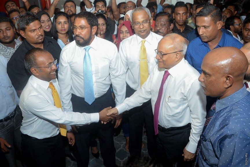 3 ޖުލައި 2017: މަސީހާ ދެކޮޅަށް އިތުބާރު ނެތް ކަމުގެ މައްސަލަ ހުށަހެޅުމަށްފަހު އިދިކޮޅު ކޯލިޝަނުން އެކަމުގެ އުފަލުގައި މ. ކުނޫޒުގައި މިރޭ ބޭއްވި ޖަލްސާގެ ތެރެއިން-- ސަން ފޮޓޯ/ މުހައްމަދު އަފްރާހް
