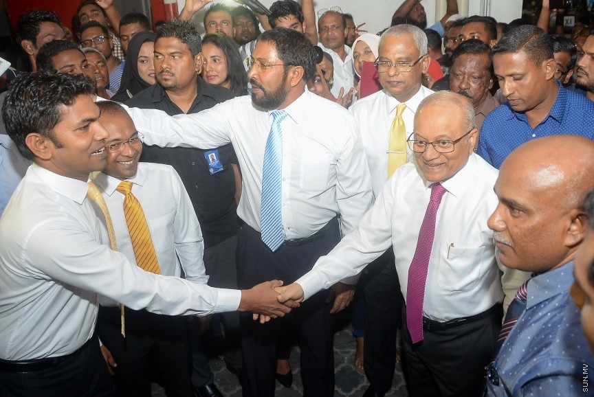 3 ޖުލައި 2017: މަސީހާ ދެކޮޅަށް އިތުބާރު ނެތް ކަމުގެ މައްސަލަ ހުށަހެޅުމަށްފަހު އިދިކޮޅު ކޯލިޝަނުން އެކަމުގެ އުފަލުގައި މ. ކުނޫޒުގައި މިރޭ ބޭއްވި ޖަލްސާގެ ތެރެއިން-- ސަން ފޮޓޯ/ މުހައްމަދު އަފްރާހް