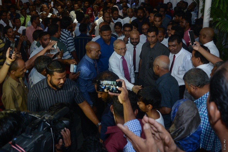3 ޖުލައި 2017: މަސީހާ ދެކޮޅަށް އިތުބާރު ނެތް ކަމުގެ މައްސަލަ ހުށަހެޅުމަށްފަހު އިދިކޮޅު ކޯލިޝަނުން އެކަމުގެ އުފަލުގައި މ. ކުނޫޒުގައި މިރޭ ބޭއްވި ޖަލްސާގެ ތެރެއިން-- ސަން ފޮޓޯ/ މުހައްމަދު އަފްރާހް