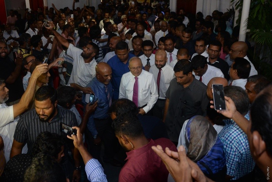 3 ޖުލައި 2017: މަސީހާ ދެކޮޅަށް އިތުބާރު ނެތް ކަމުގެ މައްސަލަ ހުށަހެޅުމަށްފަހު އިދިކޮޅު ކޯލިޝަނުން އެކަމުގެ އުފަލުގައި މ. ކުނޫޒުގައި މިރޭ ބޭއްވި ޖަލްސާގެ ތެރެއިން-- ސަން ފޮޓޯ/ މުހައްމަދު އަފްރާހް