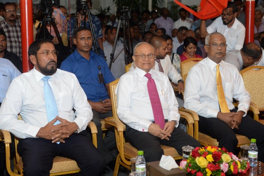 3 ޖުލައި 2017: މަސީހާ ދެކޮޅަށް އިތުބާރު ނެތް ކަމުގެ މައްސަލަ ހުށަހެޅުމަށްފަހު އިދިކޮޅު ކޯލިޝަނުން އެކަމުގެ އުފަލުގައި މ. ކުނޫޒުގައި މިރޭ ބޭއްވި ޖަލްސާގެ ތެރެއިން-- ސަން ފޮޓޯ/ މުހައްމަދު އަފްރާހް