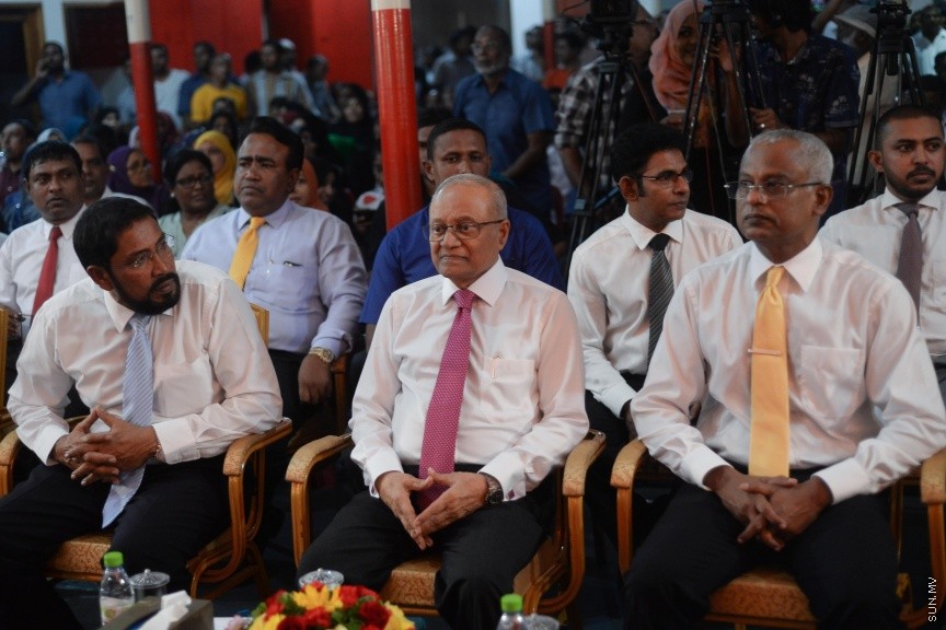 3 ޖުލައި 2017: މަސީހާ ދެކޮޅަށް އިތުބާރު ނެތް ކަމުގެ މައްސަލަ ހުށަހެޅުމަށްފަހު އިދިކޮޅު ކޯލިޝަނުން އެކަމުގެ އުފަލުގައި މ. ކުނޫޒުގައި މިރޭ ބޭއްވި ޖަލްސާގެ ތެރެއިން-- ސަން ފޮޓޯ/ މުހައްމަދު އަފްރާހް