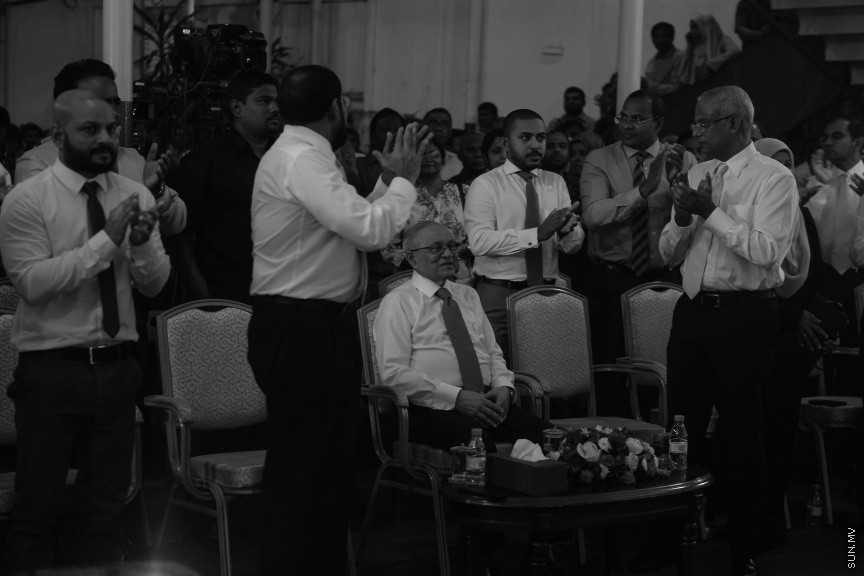 3 ޖުލައި 2017: މަސީހާ ދެކޮޅަށް އިތުބާރު ނެތް ކަމުގެ މައްސަލަ ހުށަހެޅުމަށްފަހު އިދިކޮޅު ކޯލިޝަނުން އެކަމުގެ އުފަލުގައި މ. ކުނޫޒުގައި މިރޭ ބޭއްވި ޖަލްސާގެ ތެރެއިން-- ސަން ފޮޓޯ/ މުހައްމަދު އަފްރާހް