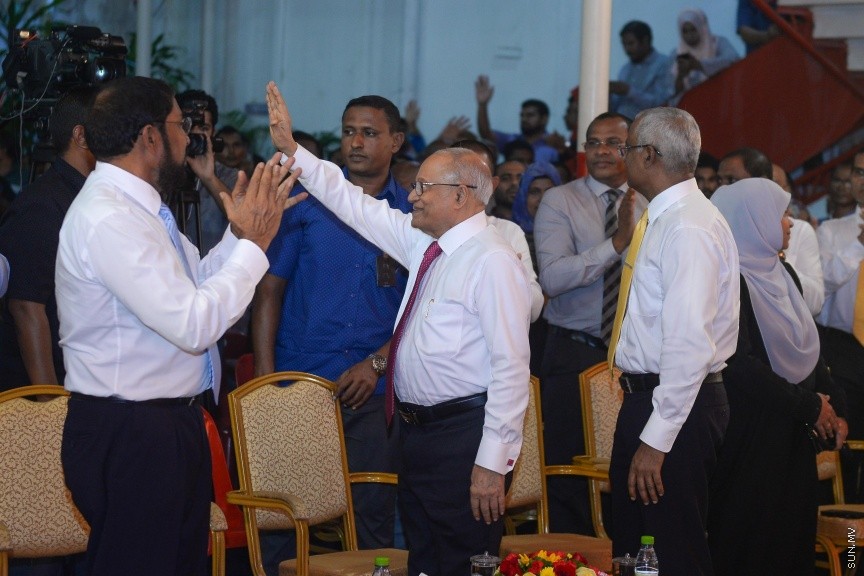 3 ޖުލައި 2017: މަސީހާ ދެކޮޅަށް އިތުބާރު ނެތް ކަމުގެ މައްސަލަ ހުށަހެޅުމަށްފަހު އިދިކޮޅު ކޯލިޝަނުން އެކަމުގެ އުފަލުގައި މ. ކުނޫޒުގައި މިރޭ ބޭއްވި ޖަލްސާގެ ތެރެއިން-- ސަން ފޮޓޯ/ މުހައްމަދު އަފްރާހް