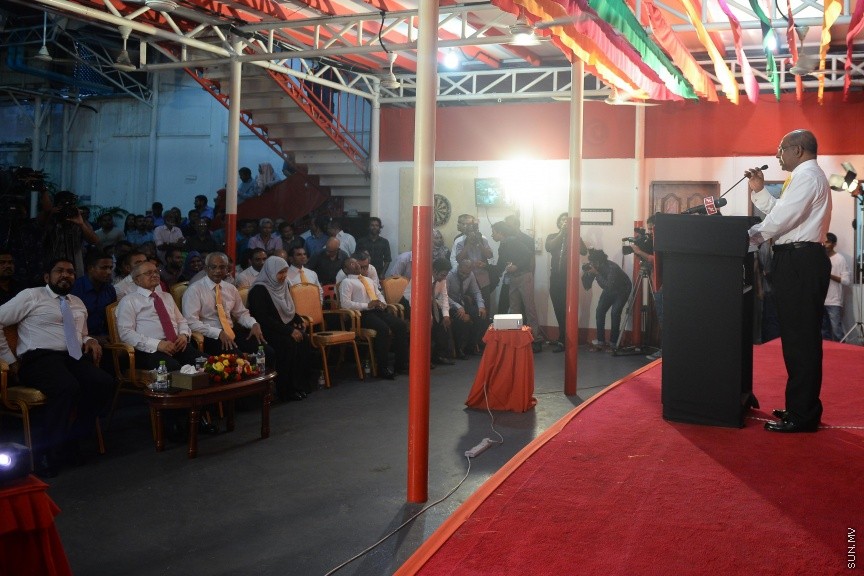 3 ޖުލައި 2017: މަސީހާ ދެކޮޅަށް އިތުބާރު ނެތް ކަމުގެ މައްސަލަ ހުށަހެޅުމަށްފަހު އިދިކޮޅު ކޯލިޝަނުން އެކަމުގެ އުފަލުގައި މ. ކުނޫޒުގައި މިރޭ ބޭއްވި ޖަލްސާގެ ތެރެއިން-- ސަން ފޮޓޯ/ މުހައްމަދު އަފްރާހް