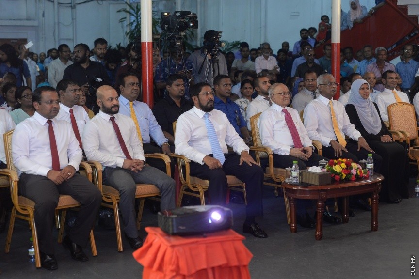 3 ޖުލައި 2017: މަސީހާ ދެކޮޅަށް އިތުބާރު ނެތް ކަމުގެ މައްސަލަ ހުށަހެޅުމަށްފަހު އިދިކޮޅު ކޯލިޝަނުން އެކަމުގެ އުފަލުގައި މ. ކުނޫޒުގައި މިރޭ ބޭއްވި ޖަލްސާގެ ތެރެއިން-- ސަން ފޮޓޯ/ މުހައްމަދު އަފްރާހް