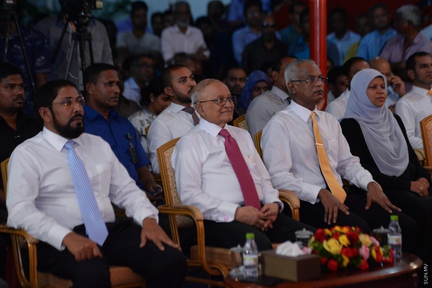 3 ޖުލައި 2017: މަސީހާ ދެކޮޅަށް އިތުބާރު ނެތް ކަމުގެ މައްސަލަ ހުށަހެޅުމަށްފަހު އިދިކޮޅު ކޯލިޝަނުން އެކަމުގެ އުފަލުގައި މ. ކުނޫޒުގައި މިރޭ ބޭއްވި ޖަލްސާގެ ތެރެއިން-- ސަން ފޮޓޯ/ މުހައްމަދު އަފްރާހް