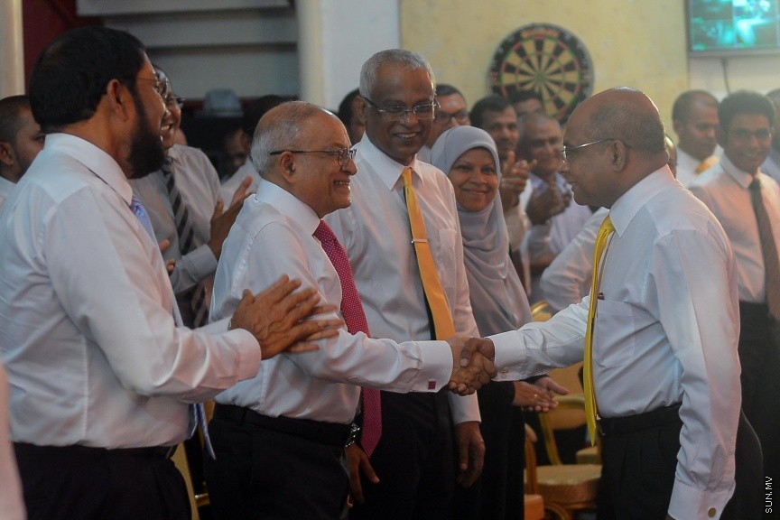 3 ޖުލައި 2017: މަސީހާ ދެކޮޅަށް އިތުބާރު ނެތް ކަމުގެ މައްސަލަ ހުށަހެޅުމަށްފަހު އިދިކޮޅު ކޯލިޝަނުން އެކަމުގެ އުފަލުގައި މ. ކުނޫޒުގައި މިރޭ ބޭއްވި ޖަލްސާގެ ތެރެއިން-- ސަން ފޮޓޯ/ މުހައްމަދު އަފްރާހް