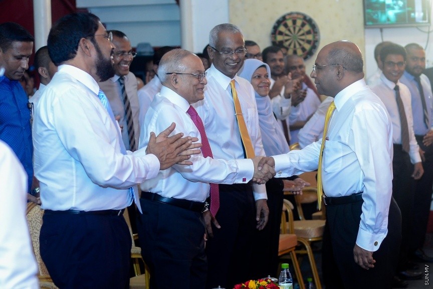 3 ޖުލައި 2017: މަސީހާ ދެކޮޅަށް އިތުބާރު ނެތް ކަމުގެ މައްސަލަ ހުށަހެޅުމަށްފަހު އިދިކޮޅު ކޯލިޝަނުން އެކަމުގެ އުފަލުގައި މ. ކުނޫޒުގައި މިރޭ ބޭއްވި ޖަލްސާގެ ތެރެއިން-- ސަން ފޮޓޯ/ މުހައްމަދު އަފްރާހް