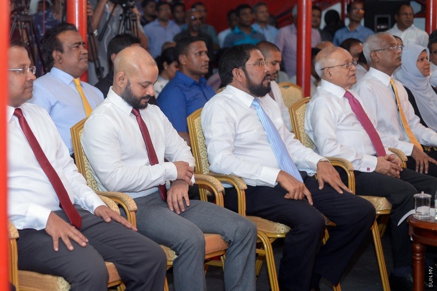 3 ޖުލައި 2017: މަސީހާ ދެކޮޅަށް އިތުބާރު ނެތް ކަމުގެ މައްސަލަ ހުށަހެޅުމަށްފަހު އިދިކޮޅު ކޯލިޝަނުން އެކަމުގެ އުފަލުގައި މ. ކުނޫޒުގައި މިރޭ ބޭއްވި ޖަލްސާގެ ތެރެއިން-- ސަން ފޮޓޯ/ މުހައްމަދު އަފްރާހް