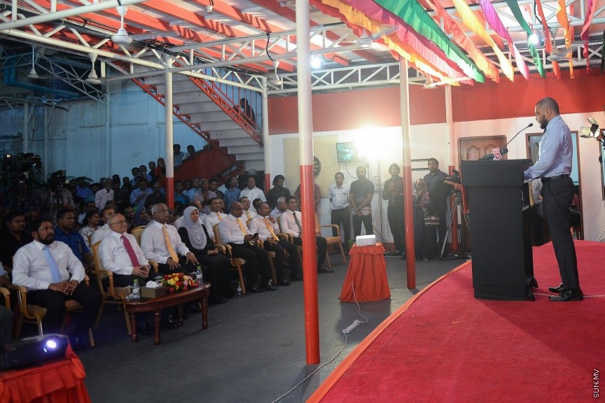 3 ޖުލައި 2017: މަސީހާ ދެކޮޅަށް އިތުބާރު ނެތް ކަމުގެ މައްސަލަ ހުށަހެޅުމަށްފަހު އިދިކޮޅު ކޯލިޝަނުން އެކަމުގެ އުފަލުގައި މ. ކުނޫޒުގައި މިރޭ ބޭއްވި ޖަލްސާގެ ތެރެއިން-- ސަން ފޮޓޯ/ މުހައްމަދު އަފްރާހް