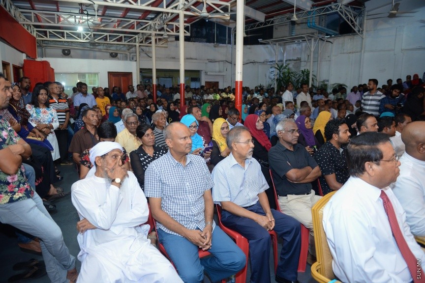 3 ޖުލައި 2017: މަސީހާ ދެކޮޅަށް އިތުބާރު ނެތް ކަމުގެ މައްސަލަ ހުށަހެޅުމަށްފަހު އިދިކޮޅު ކޯލިޝަނުން އެކަމުގެ އުފަލުގައި މ. ކުނޫޒުގައި މިރޭ ބޭއްވި ޖަލްސާގެ ތެރެއިން-- ސަން ފޮޓޯ/ މުހައްމަދު އަފްރާހް