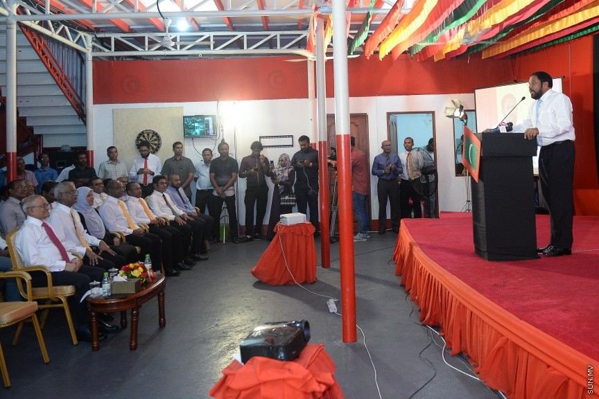 3 ޖުލައި 2017: މަސީހާ ދެކޮޅަށް އިތުބާރު ނެތް ކަމުގެ މައްސަލަ ހުށަހެޅުމަށްފަހު އިދިކޮޅު ކޯލިޝަނުން އެކަމުގެ އުފަލުގައި މ. ކުނޫޒުގައި މިރޭ ބޭއްވި ޖަލްސާގެ ތެރެއިން-- ސަން ފޮޓޯ/ މުހައްމަދު އަފްރާހް