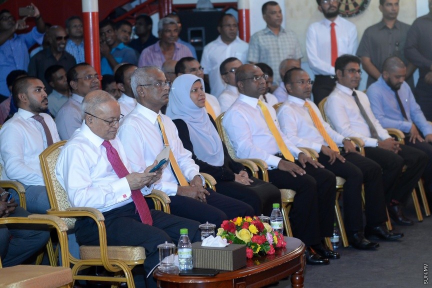 3 ޖުލައި 2017: މަސީހާ ދެކޮޅަށް އިތުބާރު ނެތް ކަމުގެ މައްސަލަ ހުށަހެޅުމަށްފަހު އިދިކޮޅު ކޯލިޝަނުން އެކަމުގެ އުފަލުގައި މ. ކުނޫޒުގައި މިރޭ ބޭއްވި ޖަލްސާގެ ތެރެއިން-- ސަން ފޮޓޯ/ މުހައްމަދު އަފްރާހް