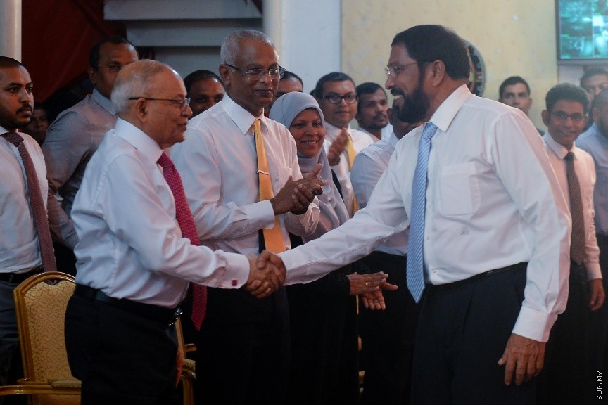 3 ޖުލައި 2017: މަސީހާ ދެކޮޅަށް އިތުބާރު ނެތް ކަމުގެ މައްސަލަ ހުށަހެޅުމަށްފަހު އިދިކޮޅު ކޯލިޝަނުން އެކަމުގެ އުފަލުގައި މ. ކުނޫޒުގައި މިރޭ ބޭއްވި ޖަލްސާގެ ތެރެއިން-- ސަން ފޮޓޯ/ މުހައްމަދު އަފްރާހް