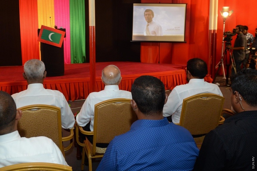 3 ޖުލައި 2017: މަސީހާ ދެކޮޅަށް އިތުބާރު ނެތް ކަމުގެ މައްސަލަ ހުށަހެޅުމަށްފަހު އިދިކޮޅު ކޯލިޝަނުން އެކަމުގެ އުފަލުގައި މ. ކުނޫޒުގައި މިރޭ ބޭއްވި ޖަލްސާގެ ތެރެއިން-- ސަން ފޮޓޯ/ މުހައްމަދު އަފްރާހް