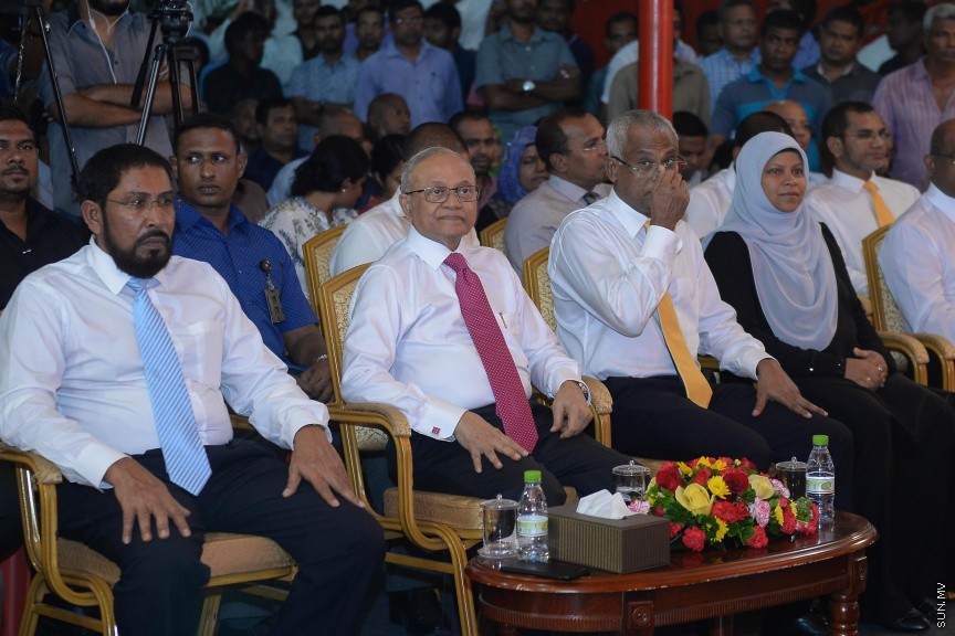 3 ޖުލައި 2017: މަސީހާ ދެކޮޅަށް އިތުބާރު ނެތް ކަމުގެ މައްސަލަ ހުށަހެޅުމަށްފަހު އިދިކޮޅު ކޯލިޝަނުން އެކަމުގެ އުފަލުގައި މ. ކުނޫޒުގައި މިރޭ ބޭއްވި ޖަލްސާގެ ތެރެއިން-- ސަން ފޮޓޯ/ މުހައްމަދު އަފްރާހް