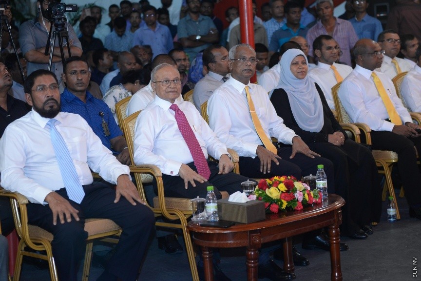 3 ޖުލައި 2017: މަސީހާ ދެކޮޅަށް އިތުބާރު ނެތް ކަމުގެ މައްސަލަ ހުށަހެޅުމަށްފަހު އިދިކޮޅު ކޯލިޝަނުން އެކަމުގެ އުފަލުގައި މ. ކުނޫޒުގައި މިރޭ ބޭއްވި ޖަލްސާގެ ތެރެއިން-- ސަން ފޮޓޯ/ މުހައްމަދު އަފްރާހް