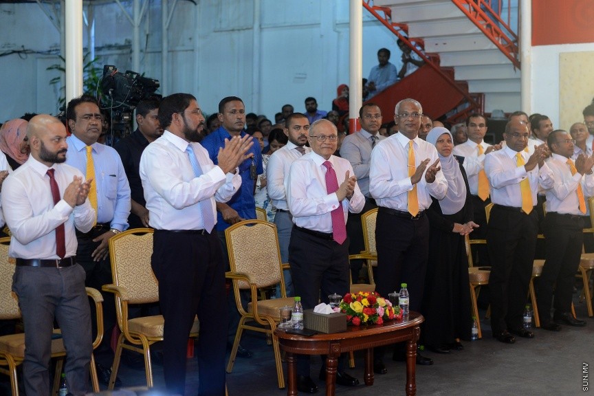 3 ޖުލައި 2017: މަސީހާ ދެކޮޅަށް އިތުބާރު ނެތް ކަމުގެ މައްސަލަ ހުށަހެޅުމަށްފަހު އިދިކޮޅު ކޯލިޝަނުން އެކަމުގެ އުފަލުގައި މ. ކުނޫޒުގައި މިރޭ ބޭއްވި ޖަލްސާގެ ތެރެއިން-- ސަން ފޮޓޯ/ މުހައްމަދު އަފްރާހް3 ޖުލައި 2017: މަސީހާ ދެކޮޅަށް އިތުބާރު ނެތް ކަމުގެ މައްސަލަ ހުށަހެޅުމަށްފަހު އިދިކޮޅު ކޯލިޝަނުން އެކަމުގެ އުފަލުގައި މ. ކުނޫޒުގައި މިރޭ ބޭއްވި ޖަލްސާގެ ތެރެއިން-- ސަން ފޮޓޯ/ މުހައްމަދު އަފްރާހް
