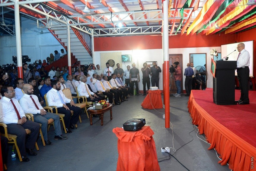 3 ޖުލައި 2017: މަސީހާ ދެކޮޅަށް އިތުބާރު ނެތް ކަމުގެ މައްސަލަ ހުށަހެޅުމަށްފަހު އިދިކޮޅު ކޯލިޝަނުން އެކަމުގެ އުފަލުގައި މ. ކުނޫޒުގައި މިރޭ ބޭއްވި ޖަލްސާގެ ތެރެއިން-- ސަން ފޮޓޯ/ މުހައްމަދު އަފްރާހް