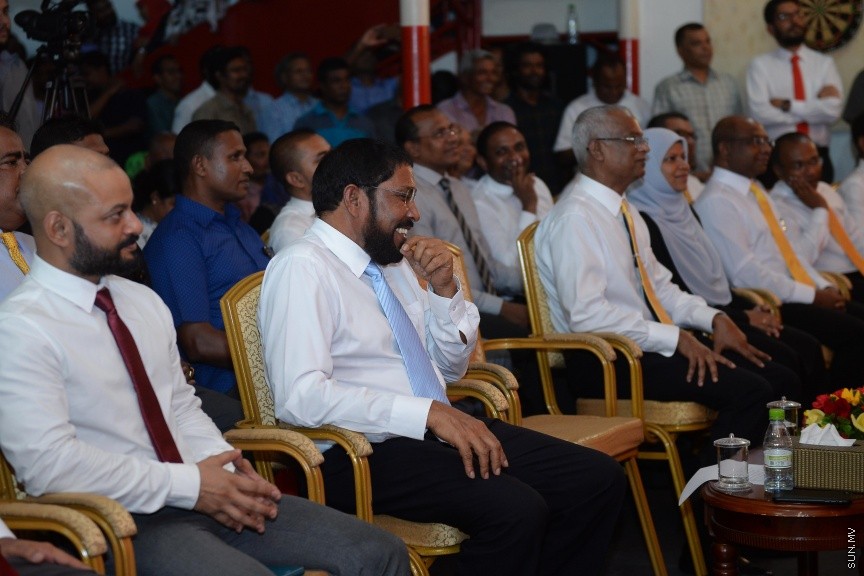 3 ޖުލައި 2017: މަސީހާ ދެކޮޅަށް އިތުބާރު ނެތް ކަމުގެ މައްސަލަ ހުށަހެޅުމަށްފަހު އިދިކޮޅު ކޯލިޝަނުން އެކަމުގެ އުފަލުގައި މ. ކުނޫޒުގައި މިރޭ ބޭއްވި ޖަލްސާގެ ތެރެއިން-- ސަން ފޮޓޯ/ މުހައްމަދު އަފްރާހް