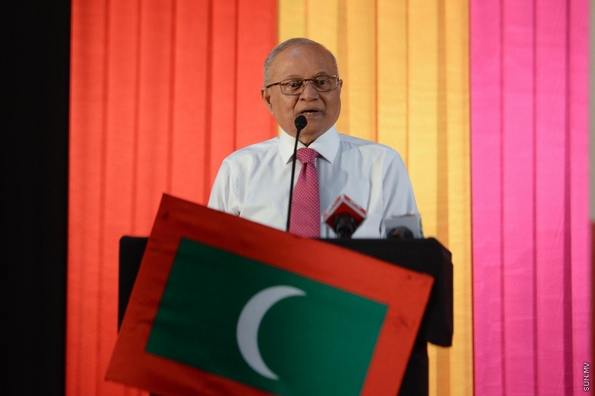 3 ޖުލައި 2017: މަސީހާ ދެކޮޅަށް އިތުބާރު ނެތް ކަމުގެ މައްސަލަ ހުށަހެޅުމަށްފަހު އިދިކޮޅު ކޯލިޝަނުން އެކަމުގެ އުފަލުގައި މ. ކުނޫޒުގައި މިރޭ ބޭއްވި ޖަލްސާގެ ތެރެއިން-- ސަން ފޮޓޯ/ މުހައްމަދު އަފްރާހް