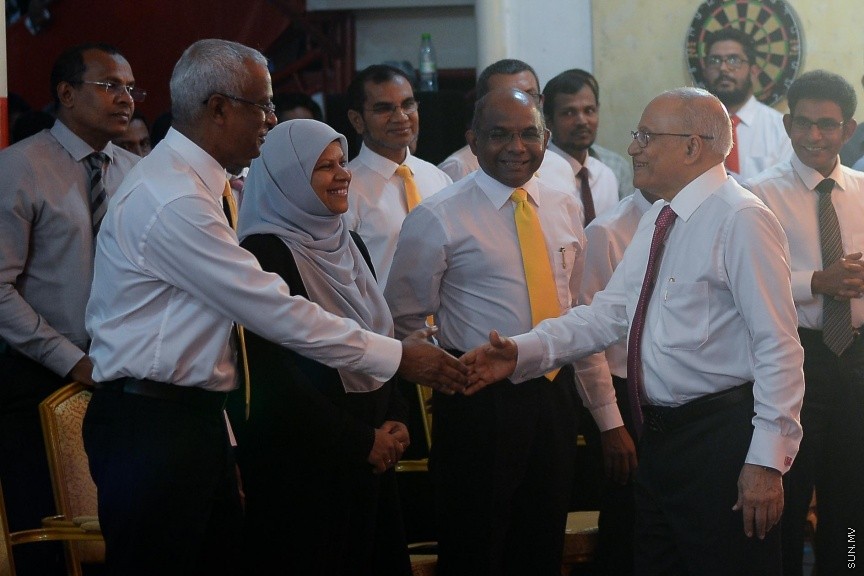 3 ޖުލައި 2017: މަސީހާ ދެކޮޅަށް އިތުބާރު ނެތް ކަމުގެ މައްސަލަ ހުށަހެޅުމަށްފަހު އިދިކޮޅު ކޯލިޝަނުން އެކަމުގެ އުފަލުގައި މ. ކުނޫޒުގައި މިރޭ ބޭއްވި ޖަލްސާގެ ތެރެއިން-- ސަން ފޮޓޯ/ މުހައްމަދު އަފްރާހް