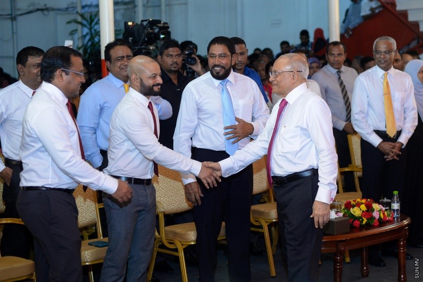 3 ޖުލައި 2017: މަސީހާ ދެކޮޅަށް އިތުބާރު ނެތް ކަމުގެ މައްސަލަ ހުށަހެޅުމަށްފަހު އިދިކޮޅު ކޯލިޝަނުން އެކަމުގެ އުފަލުގައި މ. ކުނޫޒުގައި މިރޭ ބޭއްވި ޖަލްސާގެ ތެރެއިން-- ސަން ފޮޓޯ/ މުހައްމަދު އަފްރާހް