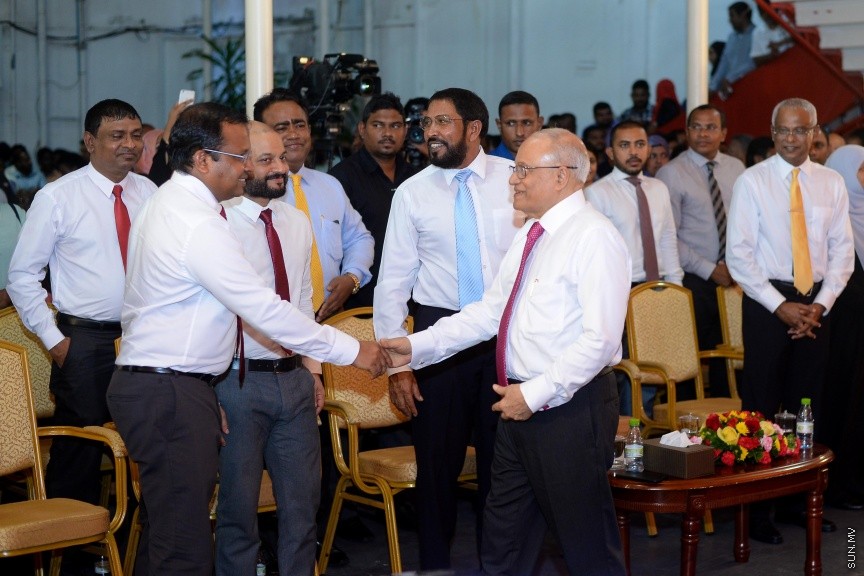 3 ޖުލައި 2017: މަސީހާ ދެކޮޅަށް އިތުބާރު ނެތް ކަމުގެ މައްސަލަ ހުށަހެޅުމަށްފަހު އިދިކޮޅު ކޯލިޝަނުން އެކަމުގެ އުފަލުގައި މ. ކުނޫޒުގައި މިރޭ ބޭއްވި ޖަލްސާގެ ތެރެއިން-- ސަން ފޮޓޯ/ މުހައްމަދު އަފްރާހް