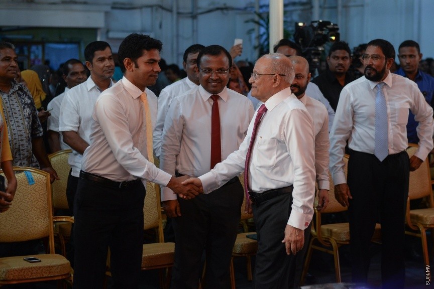 3 ޖުލައި 2017: މަސީހާ ދެކޮޅަށް އިތުބާރު ނެތް ކަމުގެ މައްސަލަ ހުށަހެޅުމަށްފަހު އިދިކޮޅު ކޯލިޝަނުން އެކަމުގެ އުފަލުގައި މ. ކުނޫޒުގައި މިރޭ ބޭއްވި ޖަލްސާގެ ތެރެއިން-- ސަން ފޮޓޯ/ މުހައްމަދު އަފްރާހް
